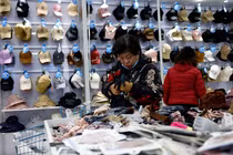 Khách hàng mua găng tay tại cửa hàng Wankelai ở Bắc Kinh, Trung Quốc ngày 27/2. Ảnh: Reuters.