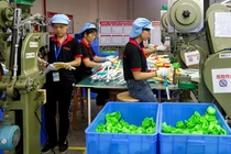 Nhân viên làm việc trên dây chuyền sản xuất đồ chơi trẻ em tại một nhà máy ở tỉnh Giang Tây. Bắc Kinh đã kêu gọi đoàn kết trên toàn quốc sau khi chính quyền tung ra một loạt các biện pháp đối phó với thuế quan của Mỹ. Ảnh: Reuters.