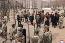 Nhà lãnh đạo Triều Tiên Kim Jong-un đang theo dõi một học viên tập luyện trong chuyến thăm Học viện Quân sự Kang Kon, tại Bình Nhưỡng, Triều Tiên, ngày 25/2. Ảnh: KCNA.