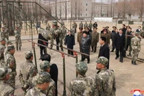 Nhà lãnh đạo Triều Tiên Kim Jong-un đang theo dõi một học viên tập luyện trong chuyến thăm Học viện Quân sự Kang Kon, tại Bình Nhưỡng, Triều Tiên, ngày 25/2. Ảnh: KCNA.