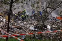 Lực lượng cứu hộ ở bên cạnh một tòa nhà chung cư bị trúng tên lửa ở Kiev, Ukraine vào ngày 24/4. Ảnh: Reuters.