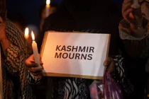 Một người tuần hành cầm tấm biển có thông điệp trong buổi cầu nguyện để lên án vụ tấn công vào khách du lịch gần Pahalgam, một thắng cảnh ở phía nam Kashmir, tại Srinagar ngày 23/4. Ảnh: reuters.