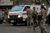Quân đội bảo vệ khu vực cho xe cứu thương vào bệnh viện giữa làn sóng nổ thiết bị điện trên khắp Lebanon (Ảnh: Getty)