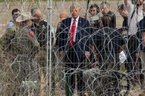 Khi còn là ứng cử viên Tổng thống, ông Donald Trump đã đến thăm biên giới Mỹ-Mexico tại Eagle Pass, Texas vào tháng 2. Ảnh: Reuters.