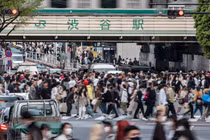 Đám đông người qua đường tại Shibuya Crossing, quận Shibuya, Tokyo (Ảnh: CNN)