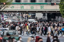 Đám đông người qua đường tại Shibuya Crossing, quận Shibuya, Tokyo (Ảnh: CNN)