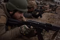 Binh sĩ Ukraine trong quá trình huấn luyện để ra chiến trường. Ảnh: Getty.