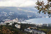 Quang cảnh thị trấn nghỉ mát Yalta ở Crimea, Nga (Ảnh: Sputnik)