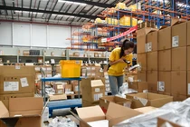 Sức ép kinh tế đang làm giảm nhu cầu mua sắm trực tuyến ở Trung Quốc (Ảnh: Getty)