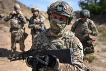 Quân nhân Nga thuộc nhóm lực lượng Phương Nam tham gia huấn luyện chiến đấu tại một địa điểm không xác định. Ảnh: Sputnik.