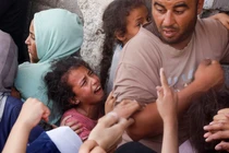 Một bé gái òa khóc trong đám đông người dân Palestine tụ tập để mua bánh mì tại một tiệm bánh ở Khan Younis, phía Nam Dải Gaza, ngày 23/10 (Ảnh: Reuters)