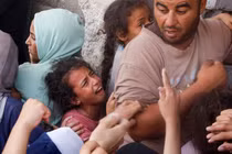 Một bé gái òa khóc trong đám đông người dân Palestine tụ tập để mua bánh mì tại một tiệm bánh ở Khan Younis, phía Nam Dải Gaza, ngày 23/10 (Ảnh: Reuters)