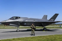 Một binh sĩ Hà Lan bảo vệ máy bay chiến đấu F-35 của Không quân Hoàng gia Hà Lan tại Bulgaria (Ảnh: Getty)