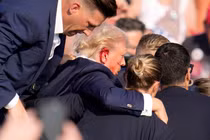 Khung cảnh hỗn loạn tại vụ nổ súng nhằm vào ông Trump