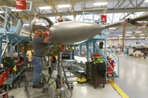 Một thợ cơ khí làm việc trên chiếc F-16 tại căn cứ Không quân Hill ở Ogden, bang Utah, Mỹ (Ảnh: Getty)