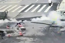 Ảnh cắt từ đoạn clip ghi lại vụ nổ khiến 4 người bị thương (Ảnh: SCMP)