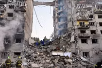 Lực lượng cứu hộ Ukraine tiến hành công tác tìm kiếm và cứu nạn trong một tòa nhà dân cư bị hư hại nặng nề sau cuộc tấn công bằng tên lửa của Nga tại Kiev vào ngày 17/6. Ảnh: AFP.