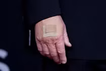 Hình ảnh cận cảnh bàn tay của ông Donald Trump khi ông tạo dáng trên thảm đỏ tại lễ trao giải Kennedy Center Honors năm 2025 ở Trung tâm Biểu diễn Nghệ thuật John F. Kennedy tại Washington, D.C. Ảnh: Reuters.