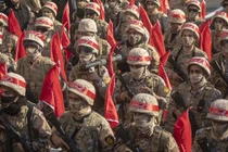 Các thành viên của lực lượng bán quân sự Basij của Iran diễu hành trong cuộc tập trận quân sự vào ngày 10/1 tại Tehran, Iran. Ảnh: Getty.