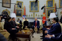 Tổng thống Donald Trump gặp Tổng thống Ukraine Volodymyr Zelensky tại Phòng Bầu dục hôm 28/2. Bên trên là các bức chân dung Tổng thống, trong đó có James K. Polk (trên, bên phải). Ảnh: Reuters.