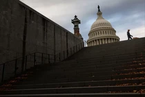 Một người đi bộ dạo qua Quảng trường East Front vào sáng ngày 10/11, trên Đồi Capitol ở Washington, DC. Ảnh: Getty.