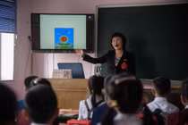 Giáo viên giảng bài trong một tiết học ở cấp tiểu học Triều Tiên. Ảnh: AFP.