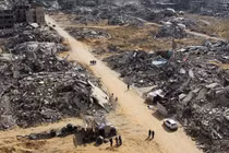 Người Palestine đi ngang đống đổ nát của các tòa nhà bị phá hủy trong cuộc tấn công của Israel ở Rafah, Gaza, vào ngày 4/2. Ảnh: Reuters.