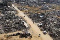 Người Palestine đi ngang đống đổ nát của các tòa nhà bị phá hủy trong cuộc tấn công của Israel ở Rafah, Gaza, vào ngày 4/2. Ảnh: Reuters.