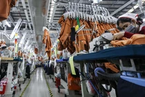 Nhiều người ở Trung Quốc lo ngại về khả năng bị mất danh hiệu "công xưởng thế giới" vào tay Việt Nam (Ảnh: Nikkei)