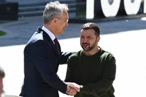 Tổng thư ký NATO Jens Stoltenberg (trái) và Tổng thống Ukraine Vladimir Zelensky (phải) tại Kiev vào ngày 29/4 (Ảnh: Getty)