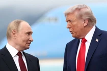 Tổng thống Mỹ Donald Trump nói chuyện với Tổng thống Nga Vladimir Putin tại Căn cứ chung Elmendorf-Richardson ở Anchorage, Alaska, ngày 15/8. Ảnh: Reuters.
