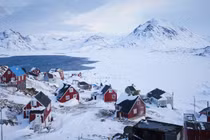 Ngôi làng Inuit ở Kulusuk, Greenland. Ảnh: Getty.