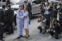 Bà Paetongtarn Shinawatra ôm cha mình, cựu Thủ tướng Thaksin Shinawatra, khi họ đến dự lễ phê chuẩn của hoàng gia chính thức bổ nhiệm bà làm Thủ tướng ngày 18/8/2024. Ảnh: AFP.