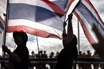 Những người biểu tình yêu cầu bãi nhiệm Thủ tướng Thái Lan Paetongtarn Shinawatra tại Tượng đài Chiến thắng ở Bangkok vào ngày 28/6. Ảnh: AFP.