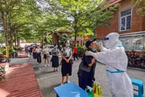 Xét nghiệm diện rộng, cùng các biện pháp khác, mà Trung Quốc áp dụng được xem là cực kỳ hiệu quả (Ảnh: SCMP)