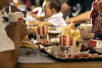 Khách hàng tại một nhà hàng KFC ở Tây An (Ảnh: Bloomberg)