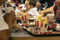 Khách hàng tại một nhà hàng KFC ở Tây An (Ảnh: Bloomberg)