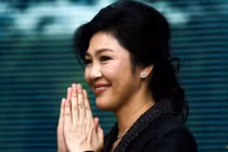 Cựu Thủ tướng Thái Lan Yingluck Shinawatra chào đón những người ủng hộ khi bà đến Tòa án Tối cao ở Bangkok, Thái Lan, vào ngày 1/8/2017. Ảnh: Reuters.