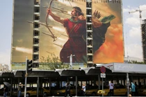 Ảnh chụp ngày 15/7 cho thấy áp phích trên một tòa nhà ở Tehran chỉ vài tuần sau khi lệnh ngừng bắn với Israel đạt được. Ảnh: Getty.