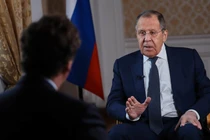 Bộ trưởng Ngoại giao Nga Sergey Lavrov trong cuộc phỏng vấn với nhà báo Mỹ Tucker Carlson. Ảnh: RT.