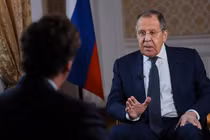 Bộ trưởng Ngoại giao Nga Sergey Lavrov trong cuộc phỏng vấn với nhà báo Mỹ Tucker Carlson. Ảnh: RT.