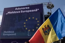 Người dân Moldova cầm quốc kỳ nước này và cờ EU biểu tình ở Chisinau, Moldova. Ảnh: Getty.