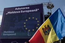 Người dân Moldova cầm quốc kỳ nước này và cờ EU biểu tình ở Chisinau, Moldova. Ảnh: Getty.