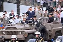Tổng thống Pháp Emmanuel Macron tham dự lễ duyệt binh kỷ niệm Ngày Bastille thường niên tại Paris, ngày 14/7. Ảnh: Getty.