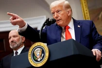 Tổng thống Donald Trump, cùng với Bộ trưởng Thương mại Howard Lutnick, trả lời câu hỏi của phóng viên tại Phòng Roosevelt của Nhà Trắng vào ngày 3/3. Ảnh: Getty.