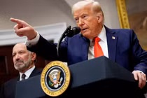 Tổng thống Donald Trump, cùng với Bộ trưởng Thương mại Howard Lutnick, trả lời câu hỏi của phóng viên tại Phòng Roosevelt của Nhà Trắng vào ngày 3/3. Ảnh: Getty.