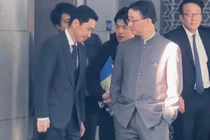 Trưởng ban các vấn đề châu Á của Trung Quốc Liu Jinsong (phải) và quan chức Nhật Bản Masaaki Kanai sau cuộc họp tại Bắc Kinh hôm thứ Ba. Ảnh: SCMP.