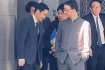 Trưởng ban các vấn đề châu Á của Trung Quốc Liu Jinsong (phải) và quan chức Nhật Bản Masaaki Kanai sau cuộc họp tại Bắc Kinh hôm thứ Ba. Ảnh: SCMP.