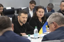 Tổng thống Ukraine Volodymyr Zelensky và Đại sứ Ukraine tại Mỹ Oksana Markarova thăm Nhà máy Đạn dược ở Scranton, Pennsylvania, ngày 22/9 (Ảnh: Getty)