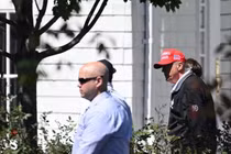 Tổng thống Mỹ Donald Trump đi bộ qua bãi đậu xe tại sân golf Trump National ở Sterling, Virginia, vào ngày 30/8. Ảnh: Getty.